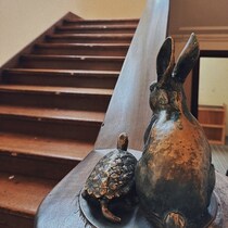 古い小学校にあるオブジェ、階段を上ると……　「おお！」「わーなつかしー」と70万表示