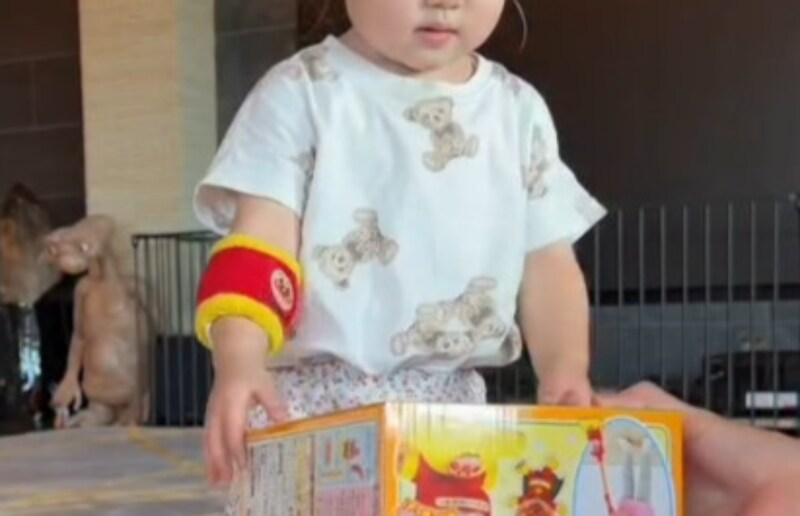 お掃除好きの1歳娘に“掃除機のおもちゃ”をプレゼントしたら…… まさかの反応と行動が55万再生「可愛いすぎるぅ〜」「凄い!!」