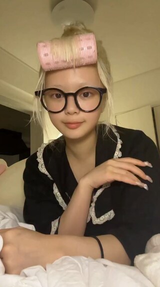 ベッドの上でリラックス中の金髪メガネ女性→フルメイクすると……？　驚きの大変身が10万再生「すばらしい……」「本当に美しい」