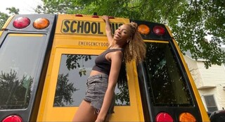 中古のスクールバスを買った女性→3年後……　目を疑う光景が2870万再生「これはまじでクレイジー」「一体いくらかかったんだ」　【海外】