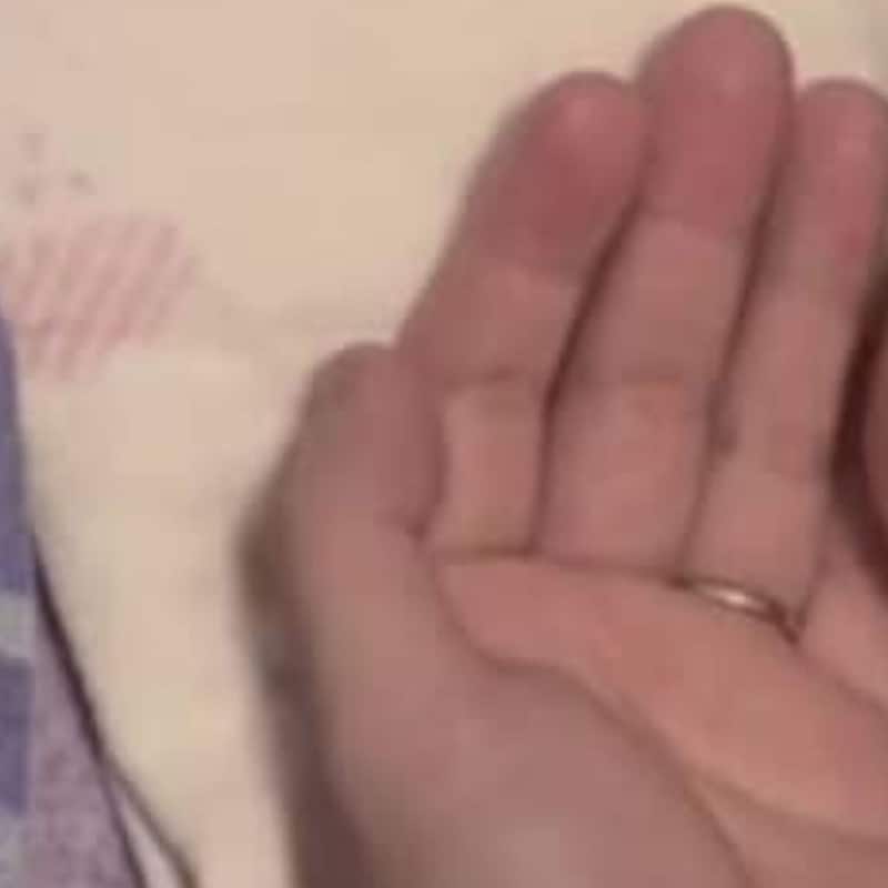 2カ月赤ちゃんに、パパの手をそっと近付けると……　まさかの表情に「白目むいて気ィ失うわ」「破壊力やばすぎ」と617万再生