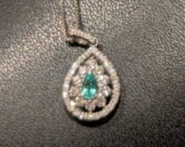 【画像】ネックレスを見比べる