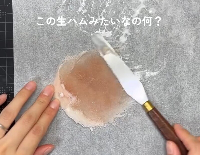 “生ハムにしか見えない物体”をビョーンとのばして……　まさかの正体が327万再生「超リアル」「最後見て衝撃だったわ」