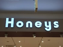 「全色買いました」ハニーズの“甘めワンピース”に集まった声！「清楚で肩フリルは期待通りの可愛さ」「子供っぽくないキレイめな花柄」