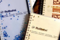 【画像】実在するステンドグラスとノートを見比べる