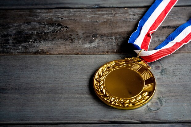 「母と一緒に興奮して叫んだ」歴代五輪で“日本人の記憶に刻まれた金メダル”ランキング！「あの弾ける笑顔が忘れられない」「サングラスを投げたシーンが印象的」