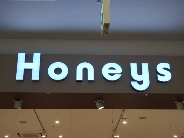 「色違いで3枚買いました」ハニーズの“ボウタイワンピース”が高評価「一枚でコーディネートが決まるのは助かります！」「プリーツのデザインがとても素敵」