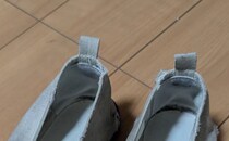 小3息子「新しい上靴買って～」→見てみると……　ママ絶句の光景に「夢でしょうか？」「小学生男児のプロ！」