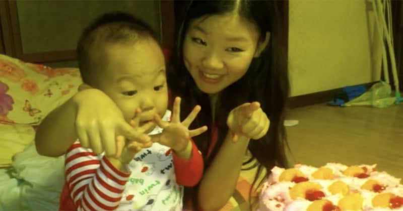 19歳ママと、ケーキに驚く3歳息子→14年後……「泣いてる」 同じポーズで撮った“現在の姿”が970万再生「本当に立派」【海外】