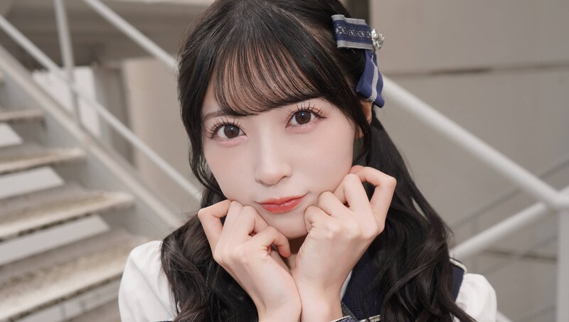 「天性のアイドル」と話題のAKB48・佐藤綺星、“長すぎるまつげ”メイクの秘訣は? ステージの愛用コスメ&メイクを伝授!「大きな鏡で……」