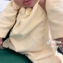 パパと思いっきり遊んだ赤ちゃん→ママがふと見ると……　仰天の姿に「朝4時まで飲んでた係長」