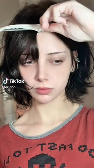 黒髪のミステリアス女性が『チェンソーマン』レゼのコスプレをすると……　「激似すぎる」「これなんよ!!!!!」