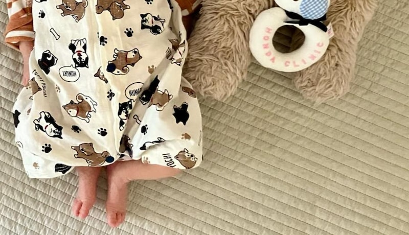 ママの撮影したニューボーンフォト→赤ちゃんの隣に写るのは……「ゆるさたまらん」「味があってかわいい」「この感じ好きだわ」