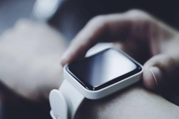 【40代に聞いた】オシャレだと思う「スマートウォッチのメーカー」ランキング！　2位は「Apple」、1位は？