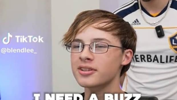 彼女に「髪形終わってる」と言われた少年、美容師にお任せしたら…… 驚がくの大変身が180万再生「全く別人のよう」「うわあ!」【海外】