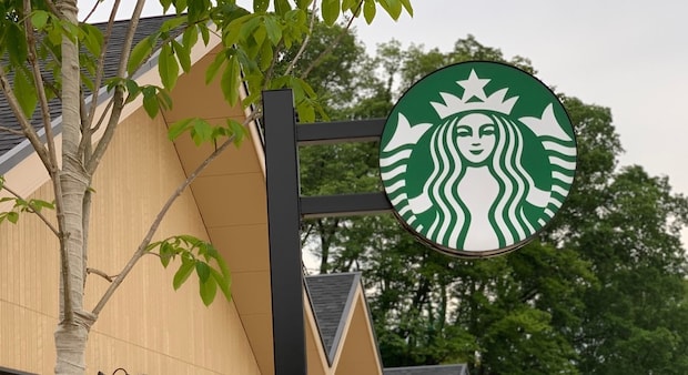 「最低」スタバで飲食していたら……隣のおじさんからの“思いがけない提案”に驚がく　「良いわけないだろ！」 同じ体験をした人もエピソード続々