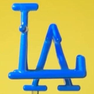 ドジャースの青い「LA」のロゴ→真横から見ると……　「うわっなんでなんで？」“脳がバグるアート”作品に「発想の天才!!」