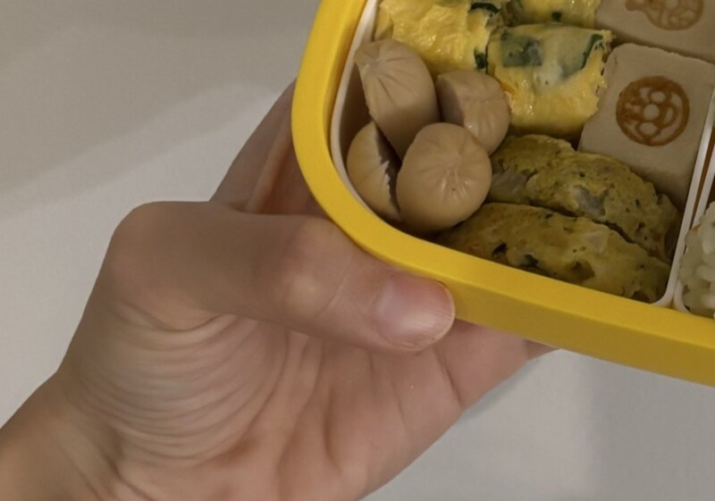 1歳息子にママが持たせた“初めてのお弁当”→帰宅すると…… 「泣いちゃう」「浄化された」「これが愛だよ」と2700万表示