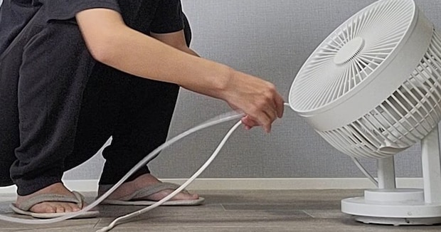 猫のために“コード噛み防止カバー”を取り付けていると……「すごい説得力ww」　110万表示の“まさかの光景”に「躍動感!!」「めっちゃ笑いました」