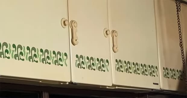 昭和臭ただよう“古い吊り戸棚”→主婦がリメイクしたら……　仕上がりに「高級感が漂ってます」「すごい本格的」