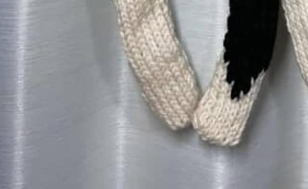 猫好きが全力で編んだマフラーが「三毛猫柄、じゃなくて 三毛猫」と大反響　「ぎょえー！！！」