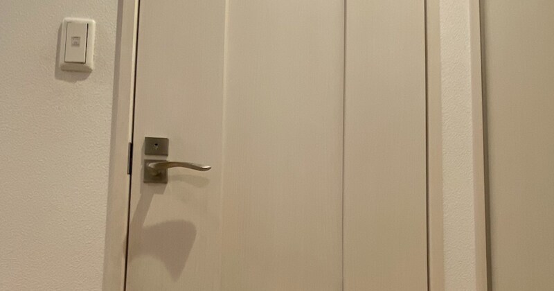 子どもが破壊したトイレ扉→4年後……　“まさかの状態”が219万表示「昇華してる」「ネガティブをポジティブに」