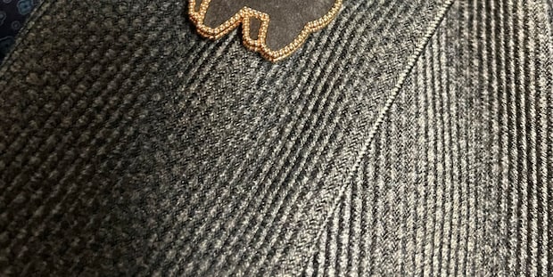 夫から「ブローチ貸して」と言われた妻→まさかの組み合わせで2つつけ……　「おセンス最高！」「これ絶対ウケるやつ」「真似したい」