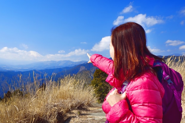 【女性が選ぶ】ダウンジャケットがおしゃれな「アウトドアブランド」人気ランキング! 2位は「パタゴニア」、1位は?