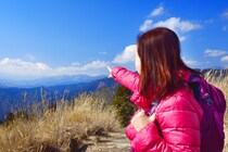 【女性が選ぶ】ダウンジャケットがおしゃれな「アウトドアブランド」人気ランキング！　2位は「パタゴニア」、1位は？