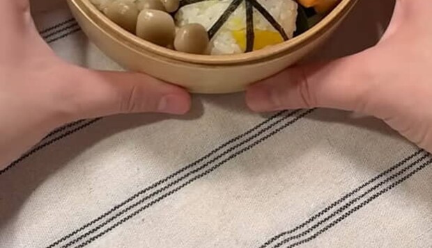 妻が毎日夫に作るお弁当、“ほぼレンジで仕上げた”中身を見ると……　仰天の光景に「クオリティも詰め方も天才すぎる」「芸術作品ですね」