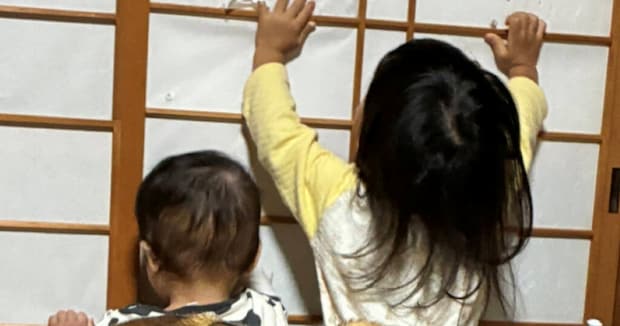 子どもたちと愛犬、ほほえましいショットのはずが……　“まさかの表情”が220万表示「コーヒー吹いたw」「子どもたちが逃げてるみたい」