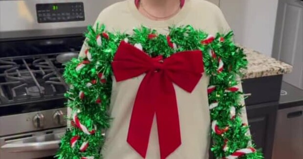 長袖を着た女性→両腕を上げて丸を作ると…… クリスマスにぴったりなアイデアに「これはすごい」「パーティーに良さそう!」【海外】