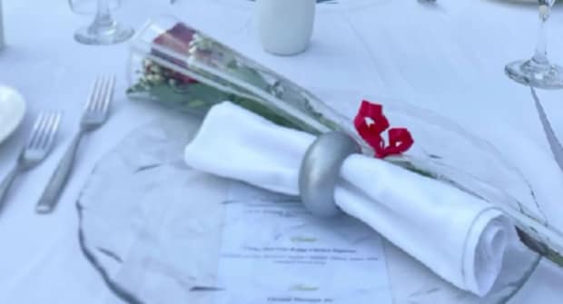 ←妻が撮った新婚旅行ショット　夫が撮ったもの→　そうはならんやろな光景に「超笑った」「最高の瞬間を捉えたね」　【海外】