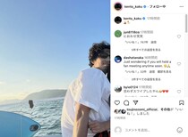 賀来賢人、胸に顔をうずめる“誰か”が想像力をかき立ててしまう　「匂わせ気になるー」「奈々ちゃん?!」「指輪してないから奥様じゃない」