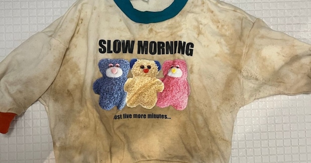 9カ月赤ちゃんが水たまりで遊んで泥まみれになった洋服→母の手にかかると……「ねえやばい！」「天才すぎます」「覚えておきたいこの洗濯ハック」