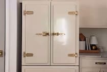 冷蔵庫横の細いスペースを見ていたら……「ひらめいた！」　半日で作れる“スゴ技DIY”に「今までで一番クール」「現代の魔法使い」【海外】