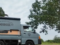 ログハウス職人が軽トラ荷台に秘密基地を作ると……　信じられない中身に「やばっ！」「今までになかった発想」