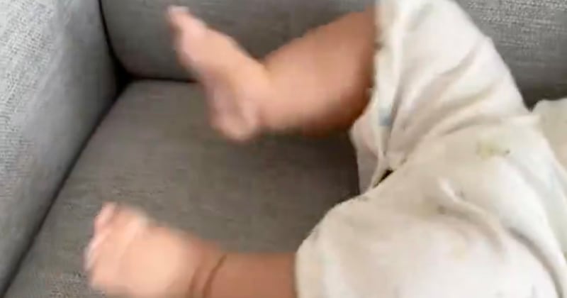 足をバタバタさせる6カ月赤ちゃん→次の瞬間……　電車で見ちゃダメな“まさかの姿”が160万再生「勘弁してww」「AI生成でもしない動き」