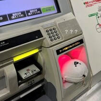 Suicaをチャージしたら友人が爆笑してた……　シュールすぎる光景に19万いいね　「楽しそうな表情」「何しても可愛い」