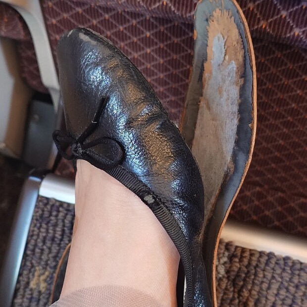 新幹線で靴が壊れ→駅員さんに言ったら……　まさかの応急処置に「声出して笑った」「パリコレでありそう」