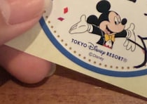 ハロウィーン当日、ディズニーでキャストにもらったのはなんと……「動悸がやばい」「粋だなぁ」「サプライズすぎる」と564万表示