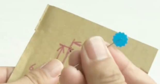 段ボールにまち針を刺して、リボンをくるっと巻くだけで……「すご!!!」　目からウロコの“ラッピングアイデア”に「天才！」「しかも簡単」