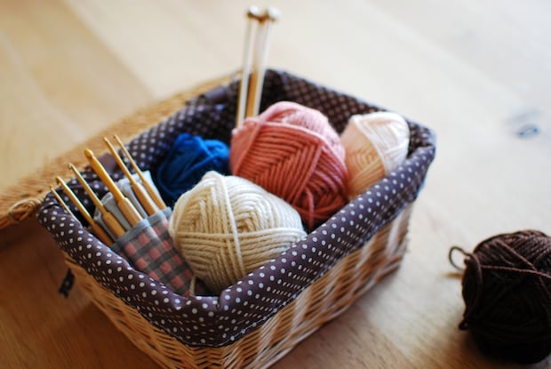 8歳息子「編み物やりたい！」→ダイソーの編み機を渡すと……　見事なマフラーを手編みして反響を集めた男の子、投稿したママさんに話を聞いた