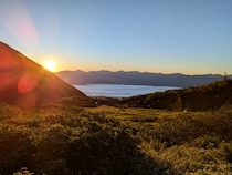 「心臓ひゅんってなった」　登山で“美しい朝焼け”と“高さがバグる光景”を撮影→ギャップがすごすぎる2枚に「ゾワってする」