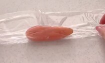 明太子にラップを巻くだけで→皮がスルン！　目からウロコ、3児ママの暮らしの知恵が話題「キレイに中身だけ出せる」