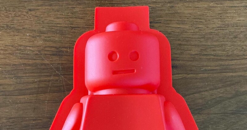 子どもを喜ばせようと「LEGO風ケーキ」を作成。しかし、完成したのは……? ドン引きされた“まさかの一品”に「色がっ」「コワイ」