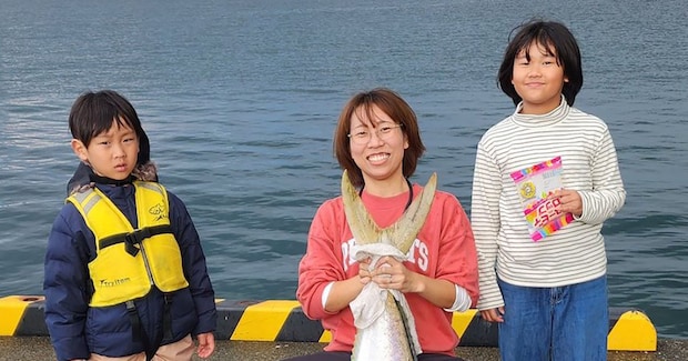 家族で堤防釣り→妻の竿にかかったのは“子ども超えサイズ”の怪物　「これはたまげた」「こんな化け物釣れるのか」