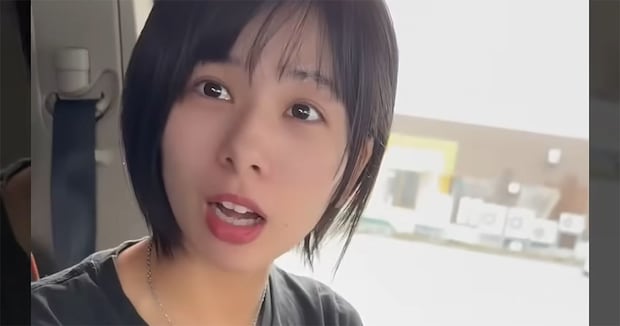 半袖の妻「コンビニにカーディガン売ってた」→着てみたら“まさかの見栄え”　「脚長効果すごい」「気になってました！」