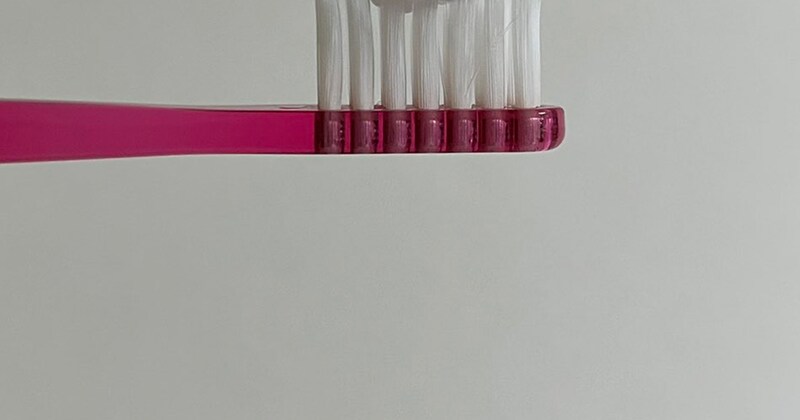 歯ブラシの上に歯磨き粉で再現したのは……　「あかん吹いた」1590万表示の“まさかの趣味”に「めっちゃ上手くて草」「アートすぎる」