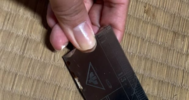 家を大掃除していたら出てきたものさしをよく見ると……「普通じゃない」　まさかの正体に「おぉ～！」「実物初めて見た」